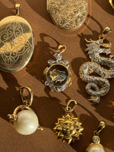 Load image into Gallery viewer, Shaking Diamond Charm
