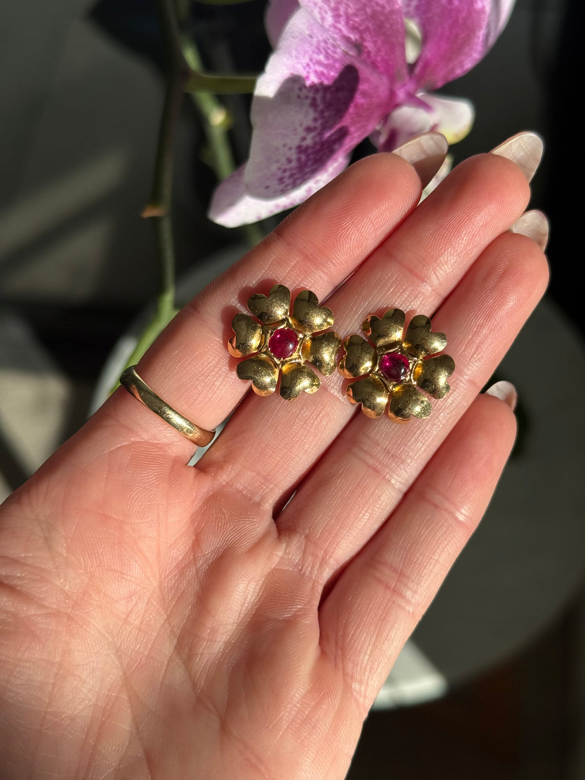 18k Ruby Cabochon Heart Daisy Earrings