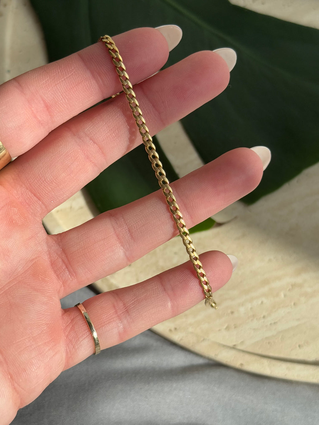 Solid Flat Dainty Curb