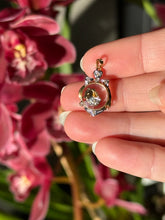 Load image into Gallery viewer, Shaking Diamond Charm
