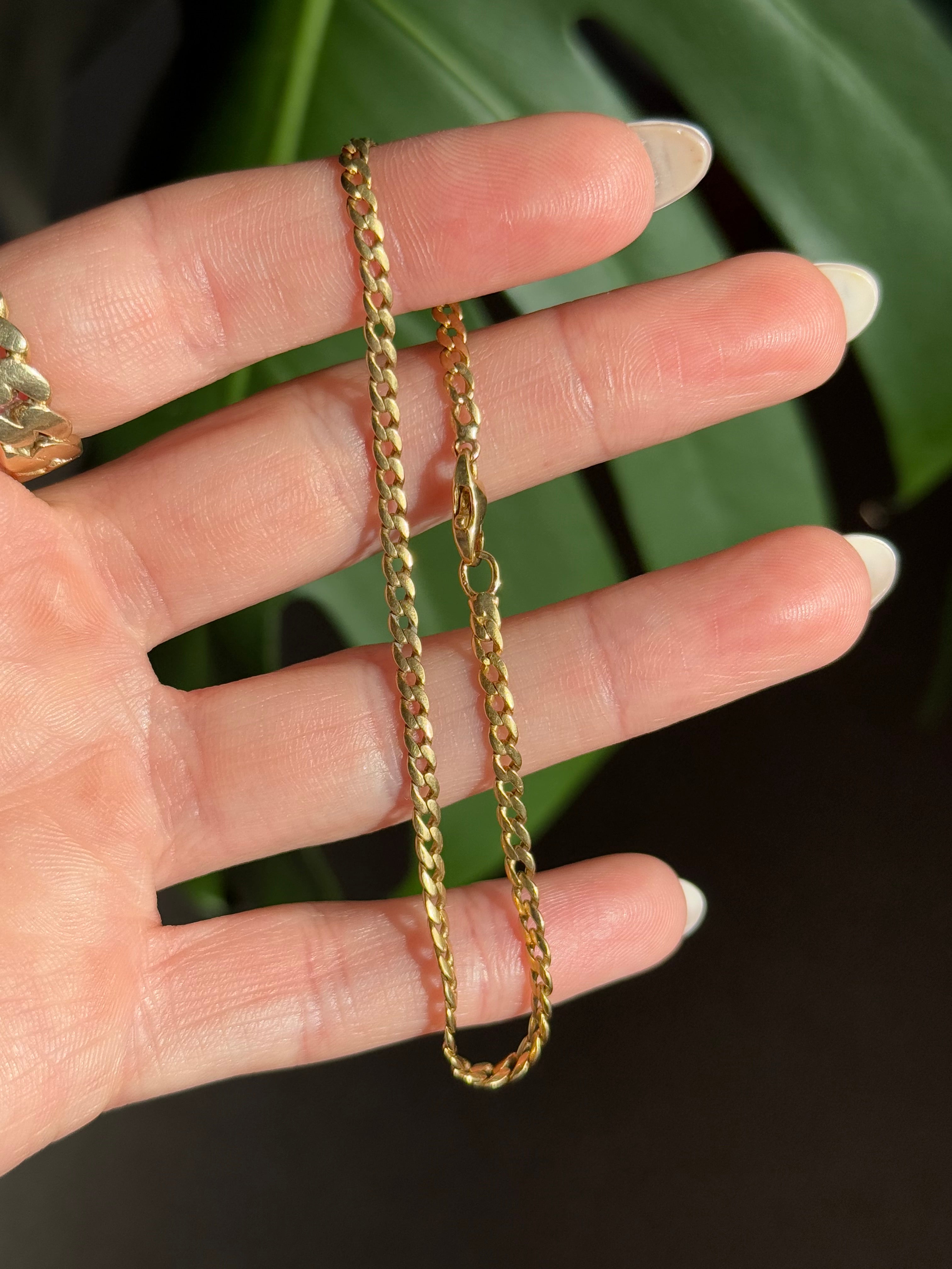 Solid Flat Dainty Curb