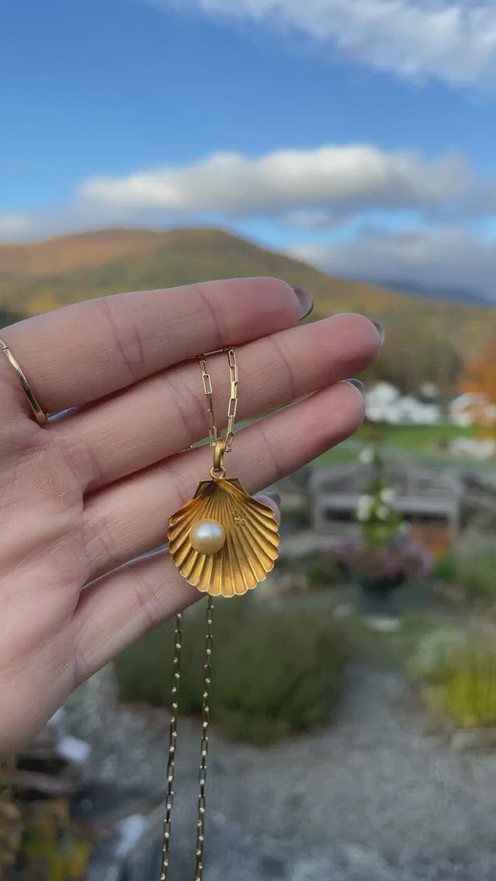 18k Vintage Pearl Shell