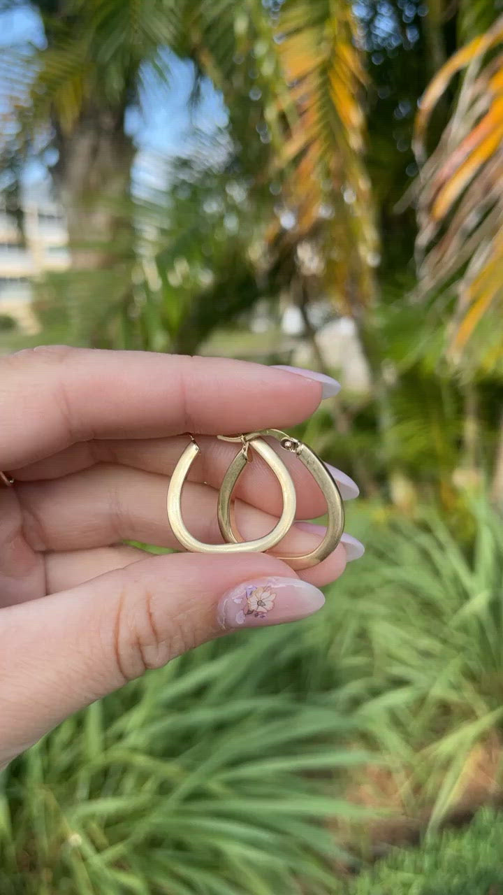 Rounded triangular hoop