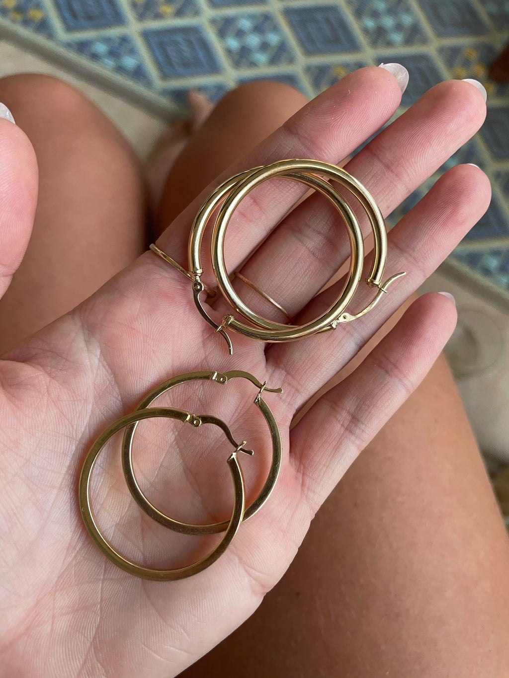 Large shiny classic hoop