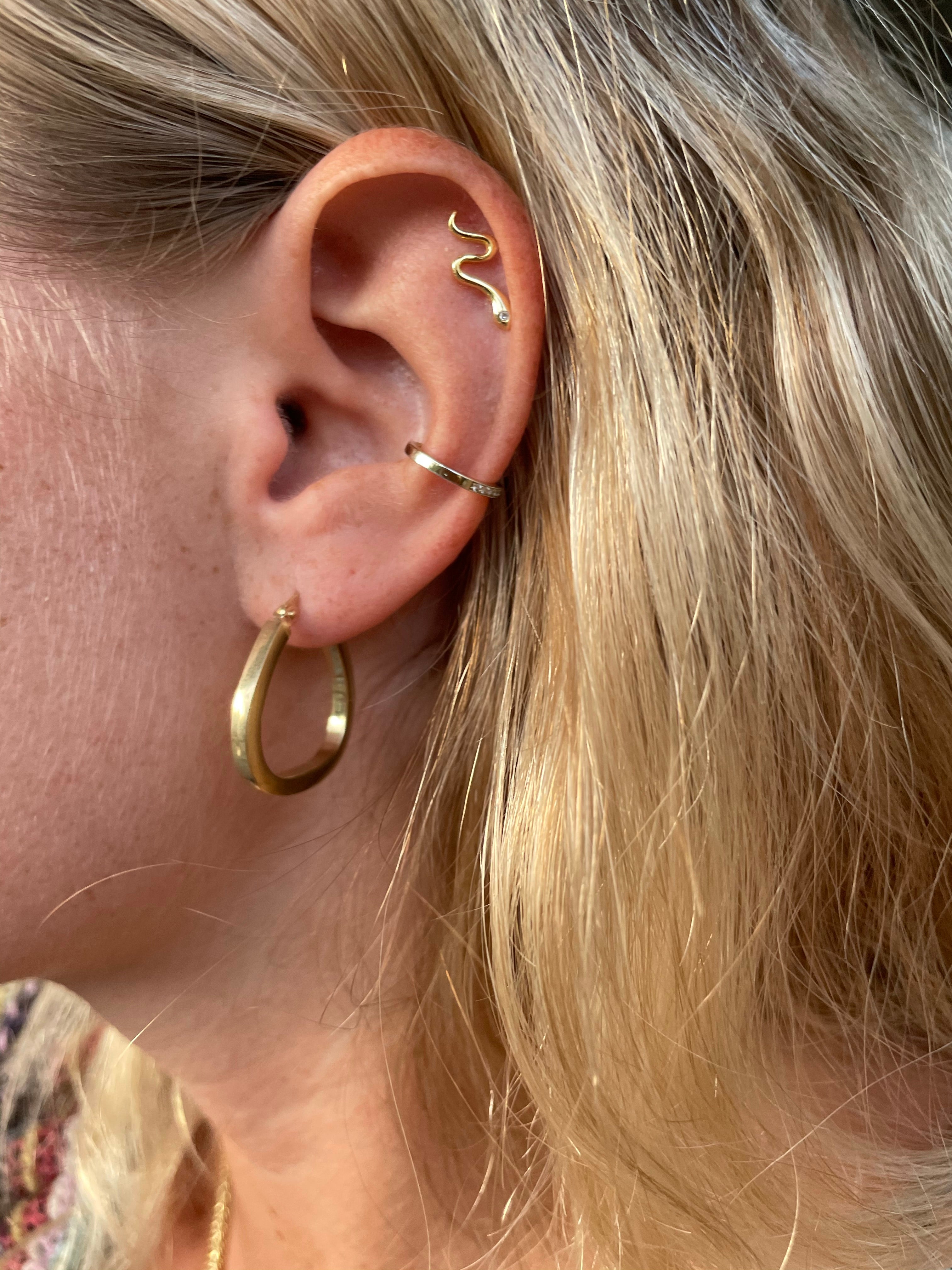 Rounded triangular hoop