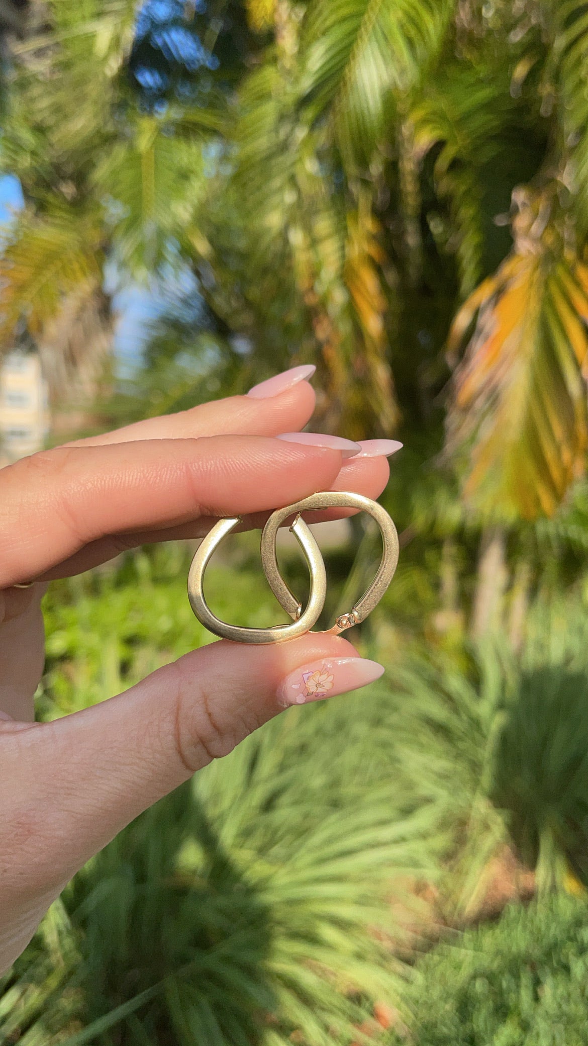 Rounded triangular hoop