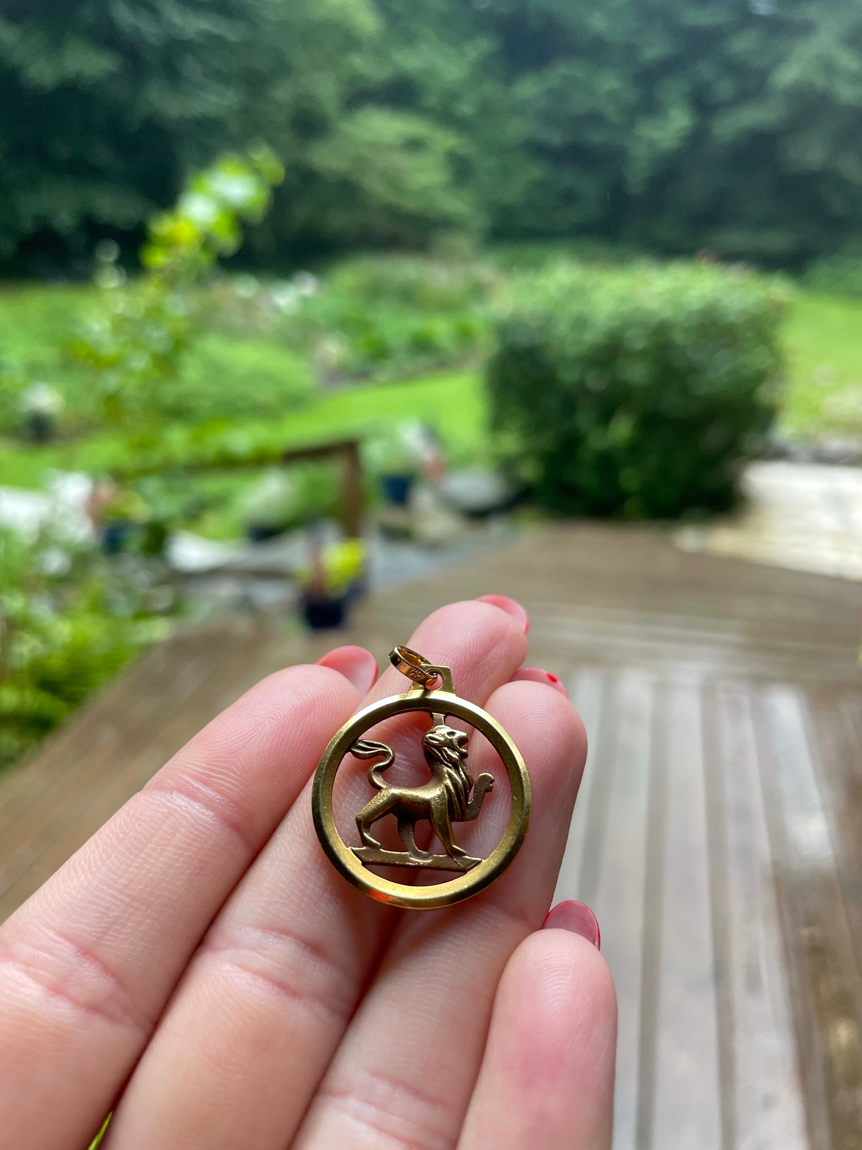 18k Leo Pendant