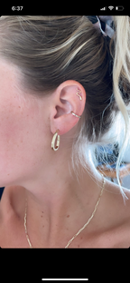 Rounded triangular hoop